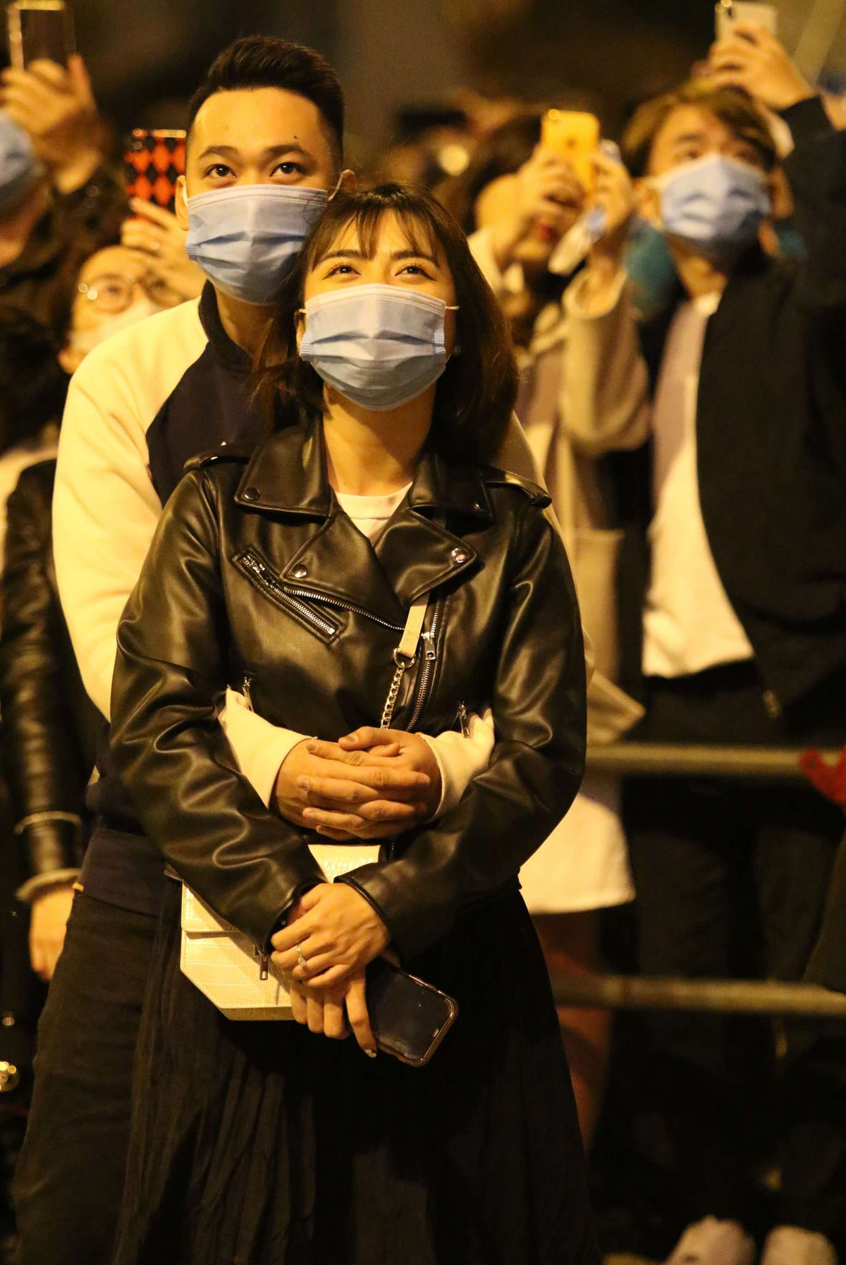 Mặc dù không khí đêm Giao thừa ở Thủ đô Hà Nội rất ấm áp, trời không mưa và không khí không quá lạnh, tuy nhiên lượng người đổ ra đường đón năm mới là không quá nhiều, ít hơn hẳn các năm trước đó.