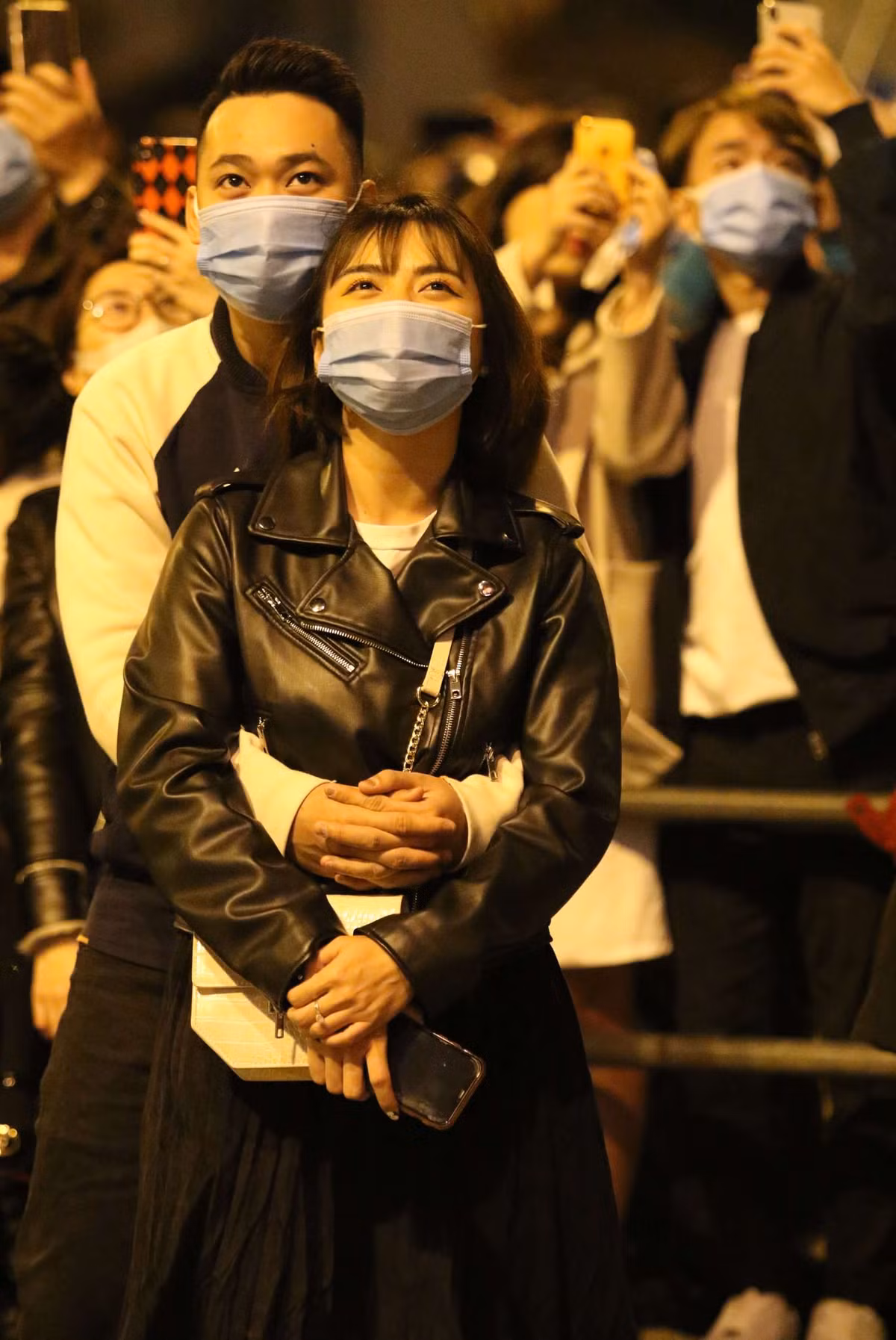 Mặc dù không khí đêm Giao thừa ở Thủ đô Hà Nội rất ấm áp, trời không mưa và không khí không quá lạnh, tuy nhiên lượng người đổ ra đường đón năm mới là không quá nhiều, ít hơn hẳn các năm trước đó.