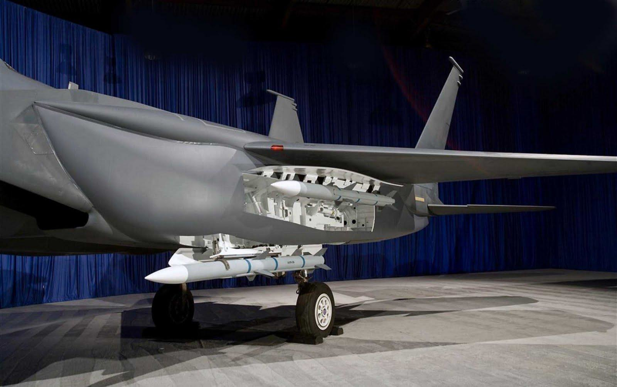 Ví dụ điển hình là máy bay chưa có khoang vũ khí hòa nhập khí động, trong khi đây là tiêu chuẩn quan trọng của tiêm kích thế hệ 4+ nâng cấp theo tiêu chuẩn thế hệ năm.