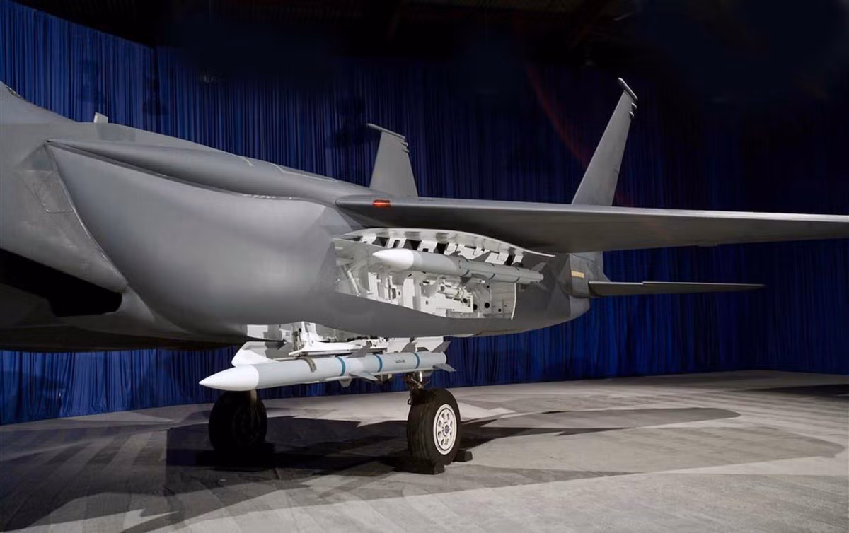 Ví dụ điển hình là máy bay chưa có khoang vũ khí hòa nhập khí động, trong khi đây là tiêu chuẩn quan trọng của tiêm kích thế hệ 4+ nâng cấp theo tiêu chuẩn thế hệ năm.