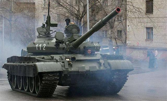 Vũ khí chủ lực của T-62M vẫn là pháo nòng trơn U-5TS 115mm với bọng hút khói ở 2/3 thân nòng, tốc độ bắn trung bình 4 phát/phút.