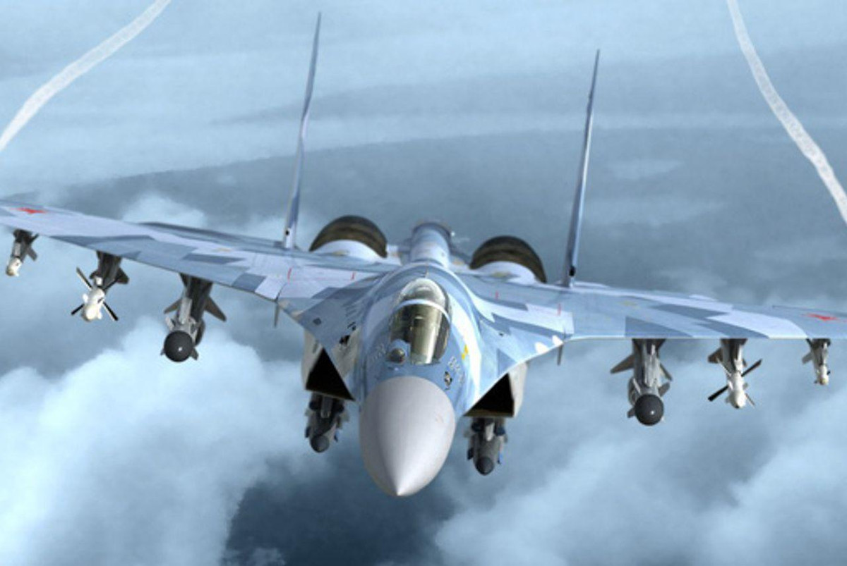 Tính năng kỹ chiến thuật của Su-35 theo đánh giá là đủ để nó giao chiến với tiêm kích tàng hình thế hệ thứ năm F-35 Lightning II cả ở khoảng cách xa lẫn trong không chiến quần vòng cự ly gần.