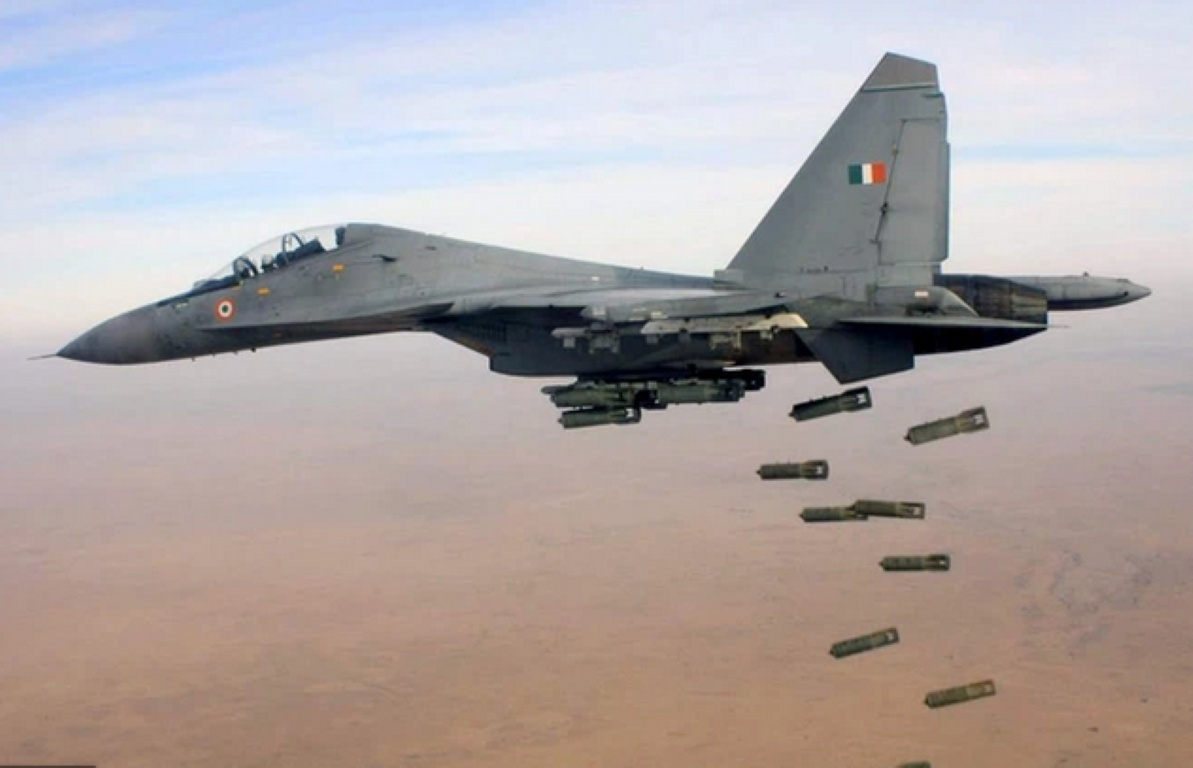 Việc có thể mang theo một số lượng bom lớn, sẽ cung cấp cho Su-30MKI khả năng tấn công mặt đất cực kỳ hiệu quả, với bán kính sát thương rộng lớn, kèm theo đó là khả năng cơ động rất tốt, giúp nó né tránh được phòng không đối phương.