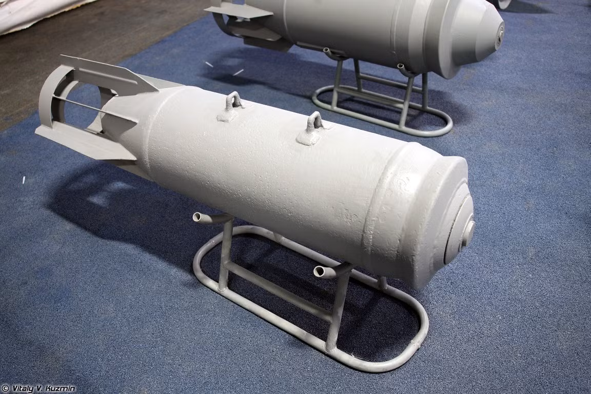 Loại bom được sử dụng để huấn luyện cùng chiếc tiêm kích Su-30MKI kể trên, được cho là OFAB 250 - đây là một trong những loại bom rẻ và hiệu quả bậc nhất, được trang bị trên những chiến đấu cơ Su-30.