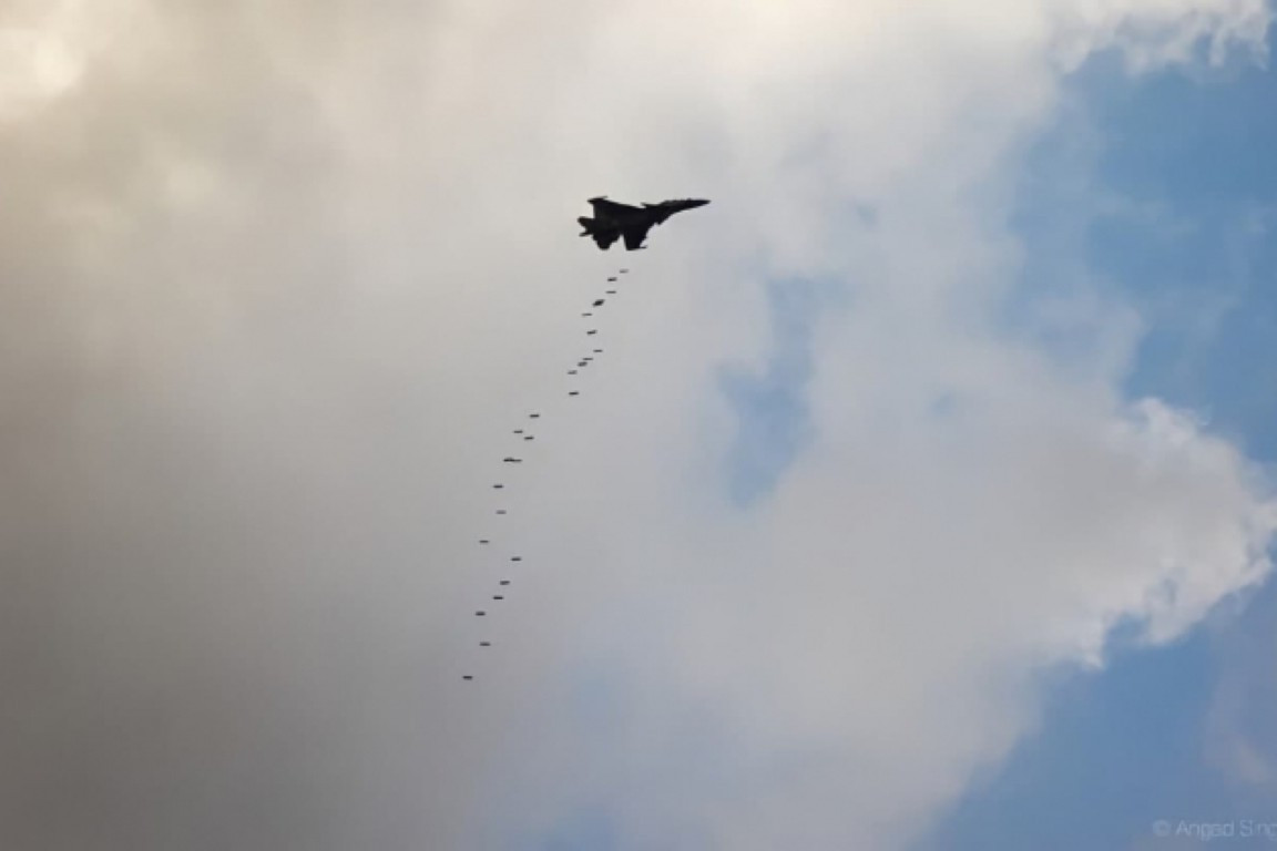 Tờ Avia của Nga vừa cho đăng tải hình ảnh máy bay Su-30MKI thực hiện màn thả bom tấn công mục tiêu, với số lượng bom được thả xuống cùng lúc lên tới 26 quả.