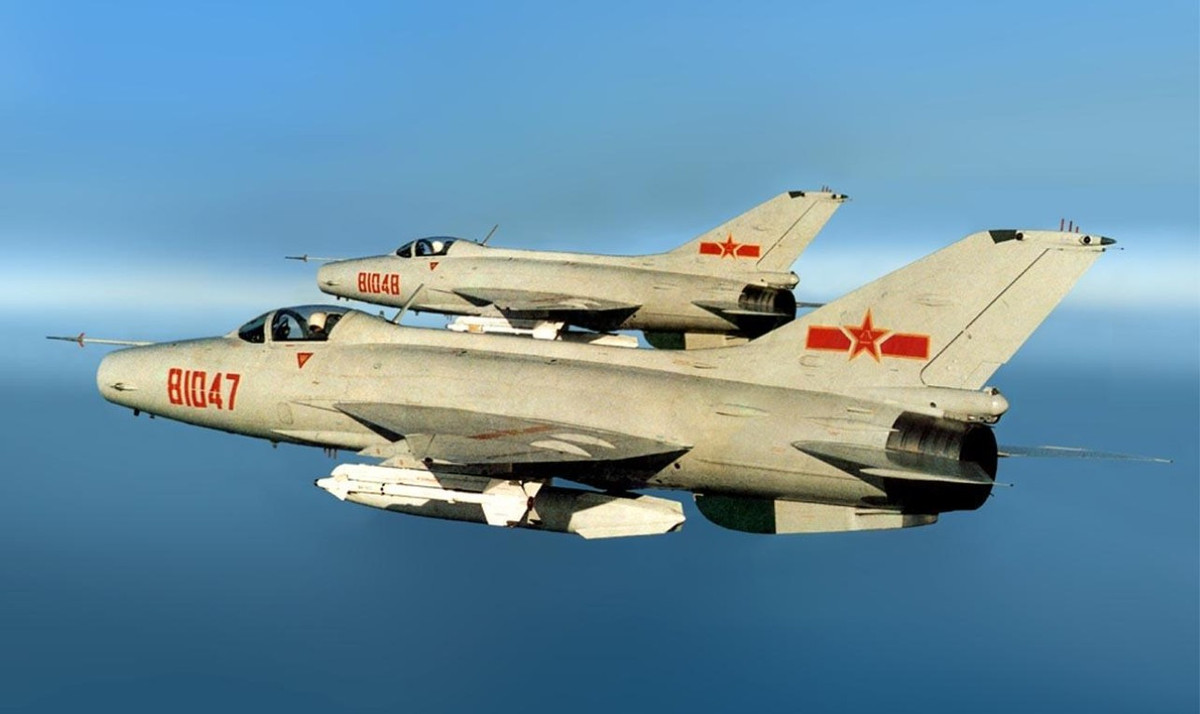 "4 chiếc J-7 thực hiện chuyến bay ngắn áp sát vùng ADIZ đảo Đài Loan sau khi cất cánh từ căn cứ không quân ở Sán Đầu, tỉnh Quảng Đông", nguồn tin cho biết.