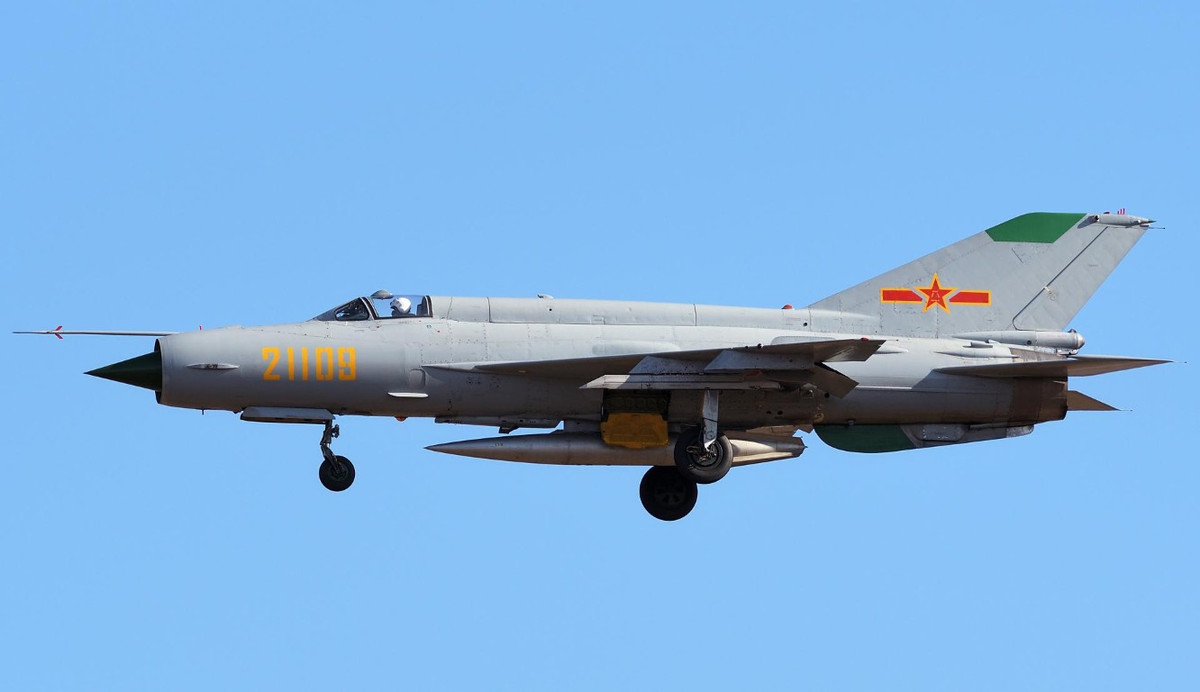 J-7 một biến thể sao chép của máy bay tiêm kích nổi tiếng MiG-21. Ước tính đã có 2.500 chiếc được xuất xưởng trong giai đoạn từ thập niên 1960 tới tận năm 2006.