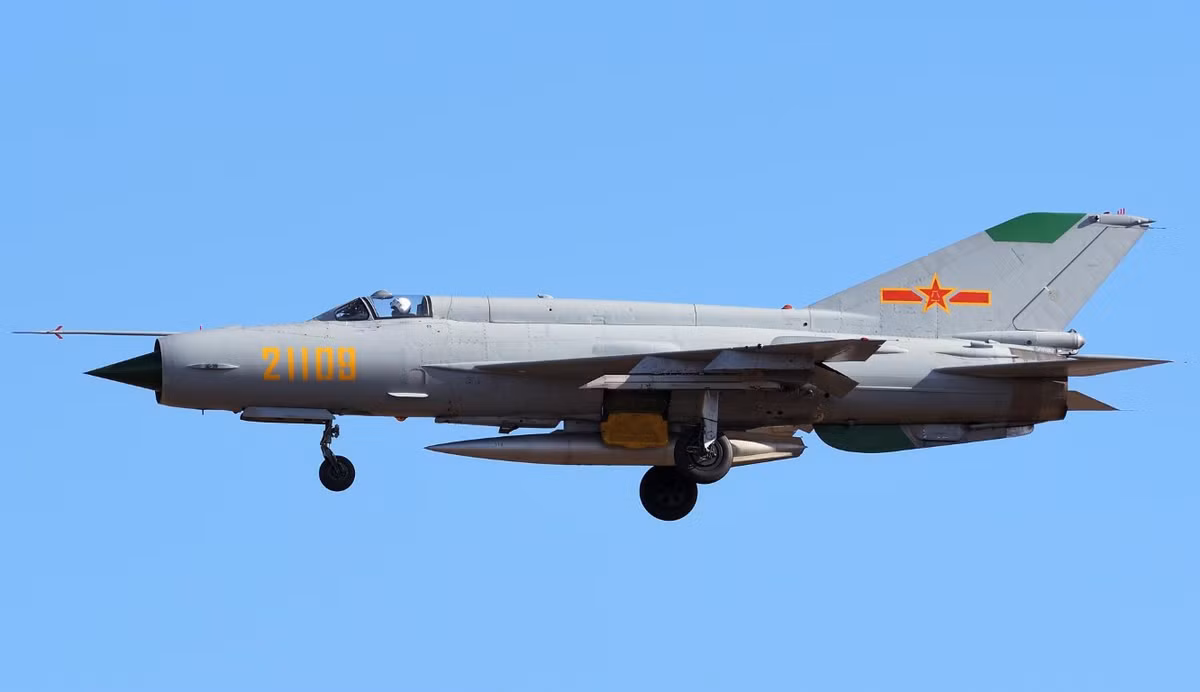 J-7 một biến thể sao chép của máy bay tiêm kích nổi tiếng MiG-21. Ước tính đã có 2.500 chiếc được xuất xưởng trong giai đoạn từ thập niên 1960 tới tận năm 2006.