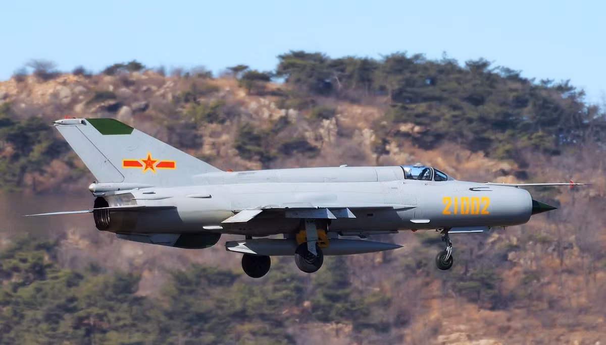 Máy bay có thể trang bị các loại bom có khối lượng từ 50kg đến 500kg. Tổng trọng lượng vũ khí J-7 mang theo lên tới 2 tấn.