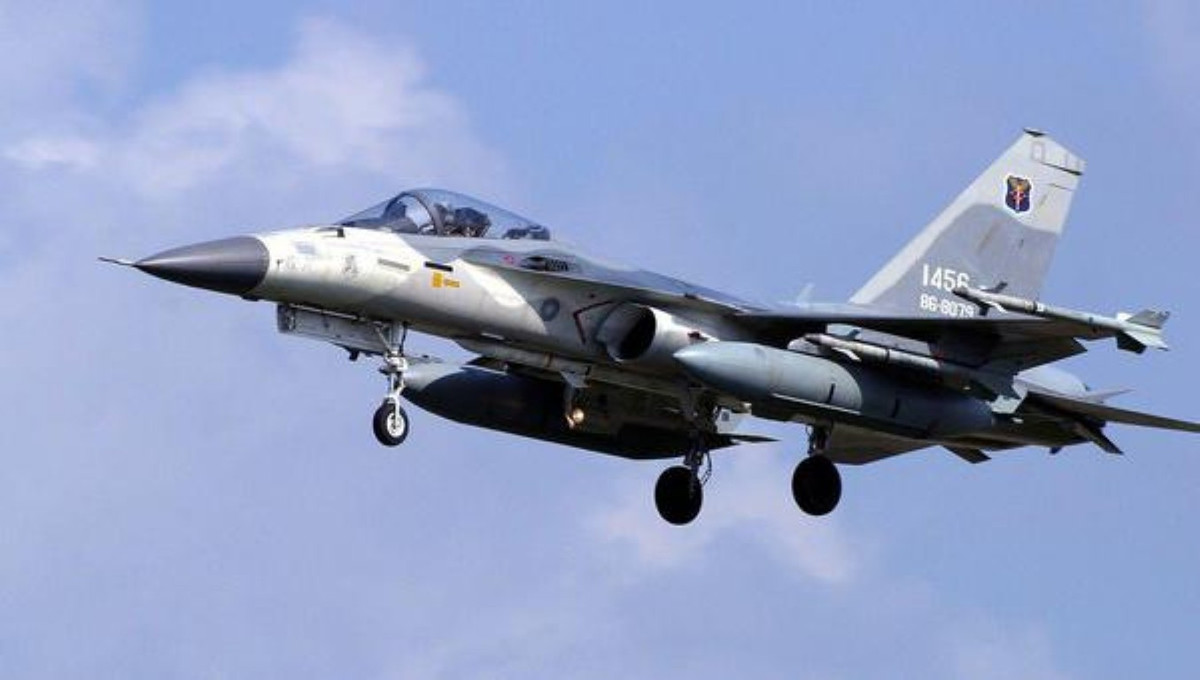 Máy bay sử dụng động cơ Liyang Wopen-13F có lực đẩy khô 44,1 kN, lực đẩy khi đốt nhiên liệu lần 2 lên tới 64,7 kN. Với động cơ này, J-7 có khả năng bay với vận tốc Mach 2.