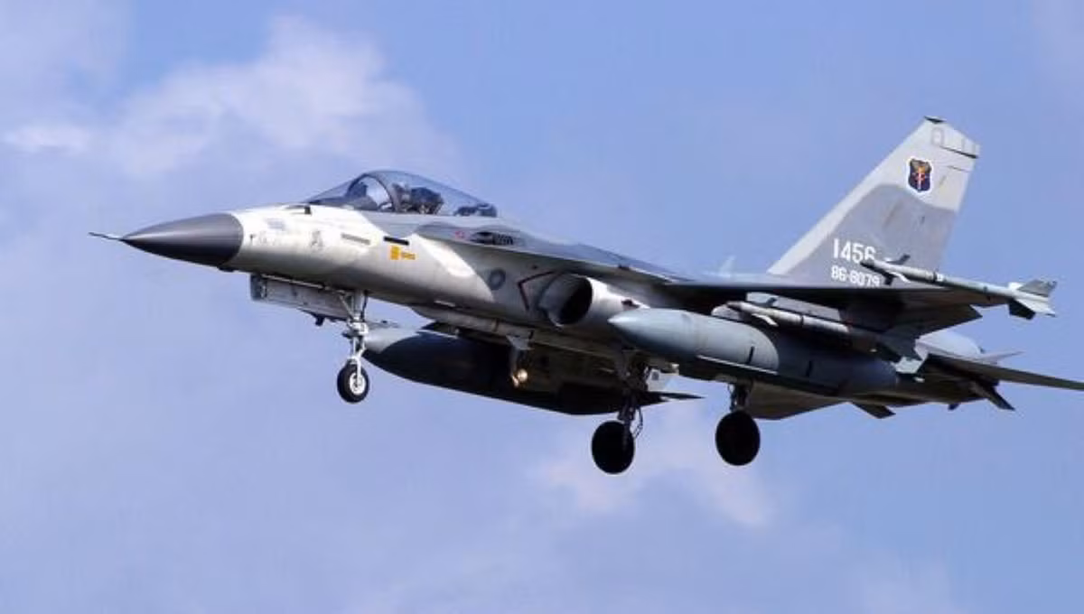 Máy bay sử dụng động cơ Liyang Wopen-13F có lực đẩy khô 44,1 kN, lực đẩy khi đốt nhiên liệu lần 2 lên tới 64,7 kN. Với động cơ này, J-7 có khả năng bay với vận tốc Mach 2.