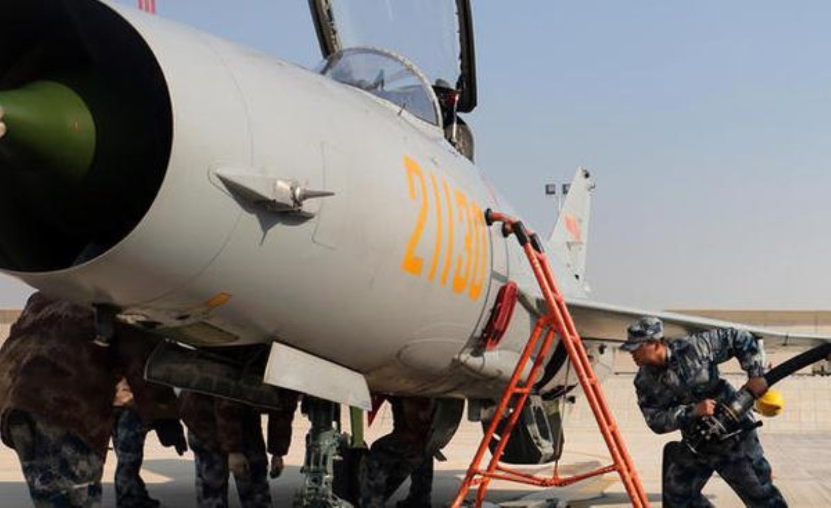 Trang bị vũ khí của J-7 bao gồm 2 khẩu pháo 30 ly Type 30-1, cơ số đạn 120 viên.