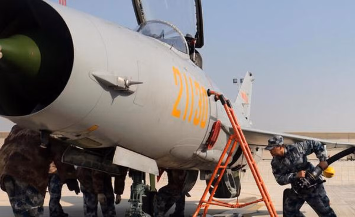 Trang bị vũ khí của J-7 bao gồm 2 khẩu pháo 30 ly Type 30-1, cơ số đạn 120 viên.