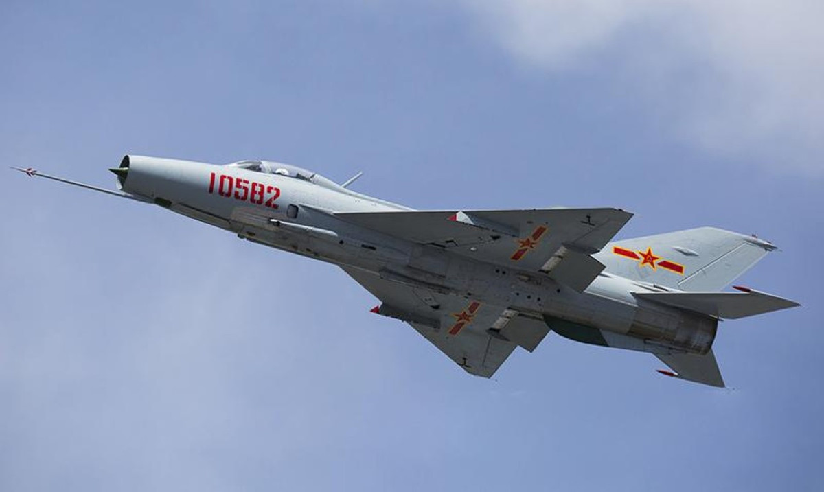 Dù liên tục ra yêu cầu đẩy mạnh việc loại biên, nhưng do việc sản xuất các chiến đấu cơ hiện đại chưa đủ để bù đắp, nên trong ngắn hạn Trung Quốc vẫn phải duy trì nhiều phi đội J-7 để trực chiến.