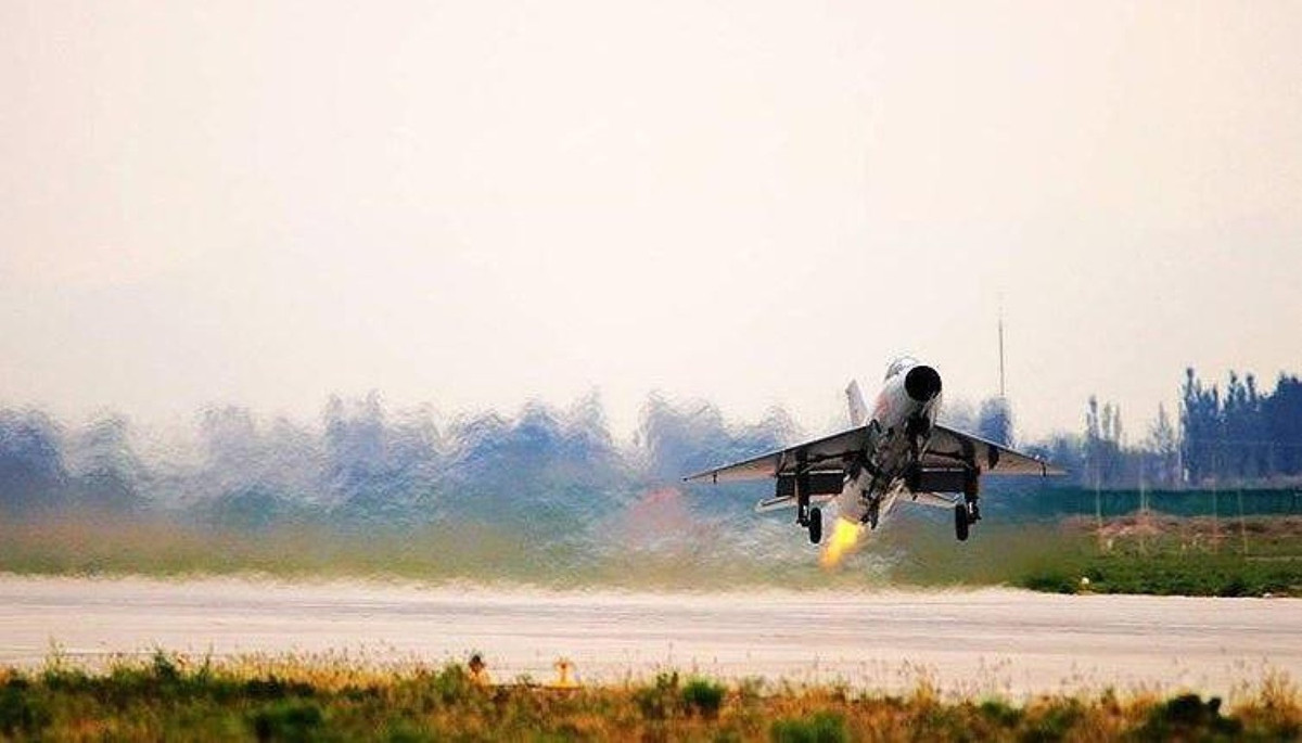 Ban đầu, Liên Xô chuyển giao công nghệ sản xuất MiG-21 cho Trung Quốc, tuy nhiên công việc đang diễn tiến thì xảy ra khủng hoảng quan hệ Xô-Trung năm 1960 khiến việc sản xuất bị ngừng trệ.