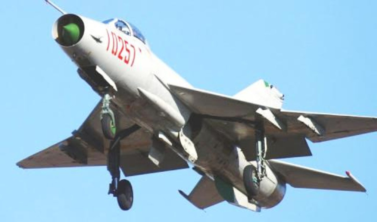 Chiến đấu cơ J-7 có chiều dài 14,8m, sải cánh 8,3m, chiều cao 4,1m, trọng lượng không tải 5,2 tấn, trọng lượng cất cánh tối đa lên tới 9,1 tấn.