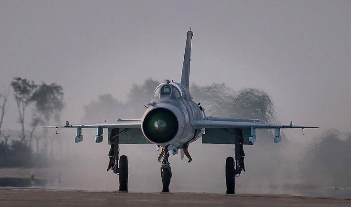 Rất nhiều vụ tai nạn liên quan đến những chiếc J-7 do Trung Quốc sản xuất khiến chúng được đặt biệt danh là "quan tài bay". Vì thế kế hoạch loại biên đã và đang được Trung Quốc đẩy mạnh.