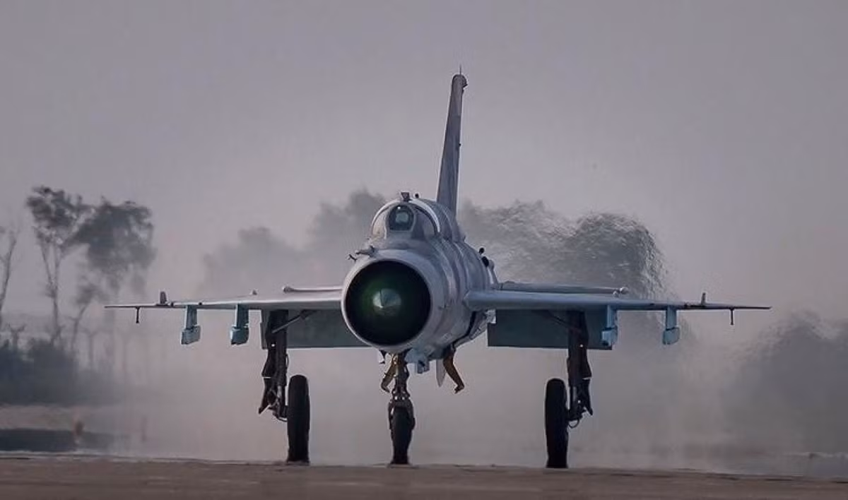 Rất nhiều vụ tai nạn liên quan đến những chiếc J-7 do Trung Quốc sản xuất khiến chúng được đặt biệt danh là "quan tài bay". Vì thế kế hoạch loại biên đã và đang được Trung Quốc đẩy mạnh.