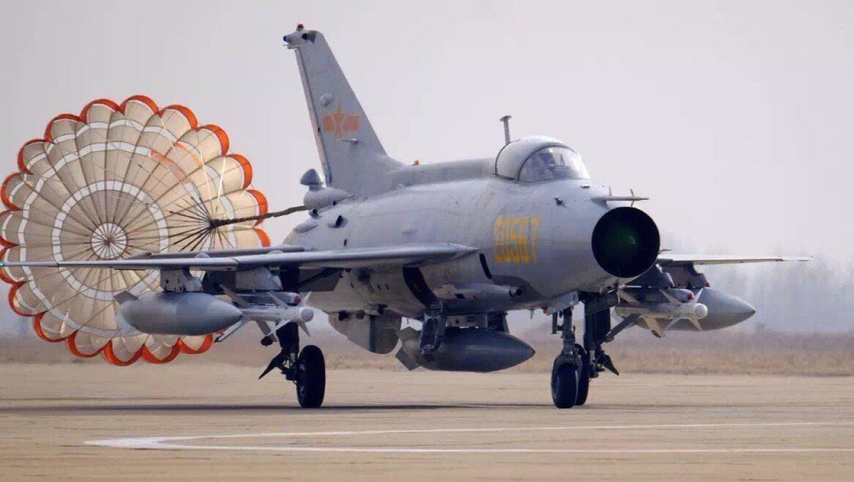 Ngoài ra J-7 có thể trang bị đa dạng các loại tên lửa PL-2, PL-5, PL-7, PL-8, PL-9 do Trung Quốc sản xuất, tên lửa K-13 do Nga sản xuất và cả tên lửa Magic R.550, AIM-9 đến từ phương Tây.