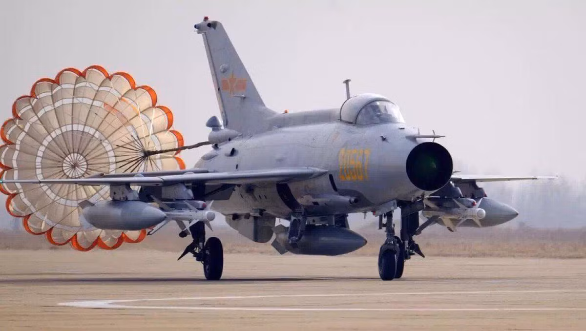 Ngoài ra J-7 có thể trang bị đa dạng các loại tên lửa PL-2, PL-5, PL-7, PL-8, PL-9 do Trung Quốc sản xuất, tên lửa K-13 do Nga sản xuất và cả tên lửa Magic R.550, AIM-9 đến từ phương Tây.