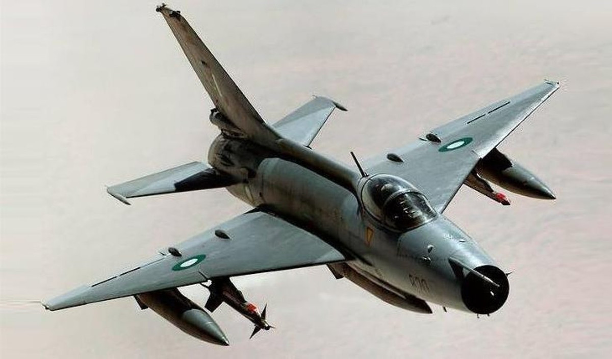 Chiếc J-7 đầu tiên sử dụng các linh kiện được sản xuất tại Trung Quốc được lắp ráp từ đầu năm 1964. Chuyến bay đầu tiên của J-7 do nhà máy ở Shenyang (Thẩm Dương) sản xuất được thực hiện ngày 17-1-1966.