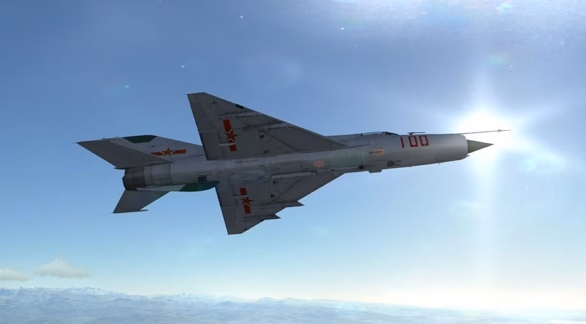 Tầm tác chiến của J-7 là 850km, tầm hoạt động 2.200km, trần bay 17,5km, vận tốc leo cao lên tới 195m/s.