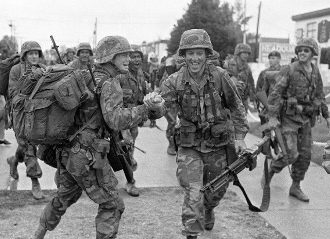 Một phiên bản khác của câu chuyện lại có chi tiết độc đáo hơn, cho rằng viên sĩ quan Lục quân Mỹ đã gọi thẳng về nhà cho... vợ của mình, sau đó bằng nhiều nỗ lực, anh đã có thể liên lạc được với Lầu Năm Góc.