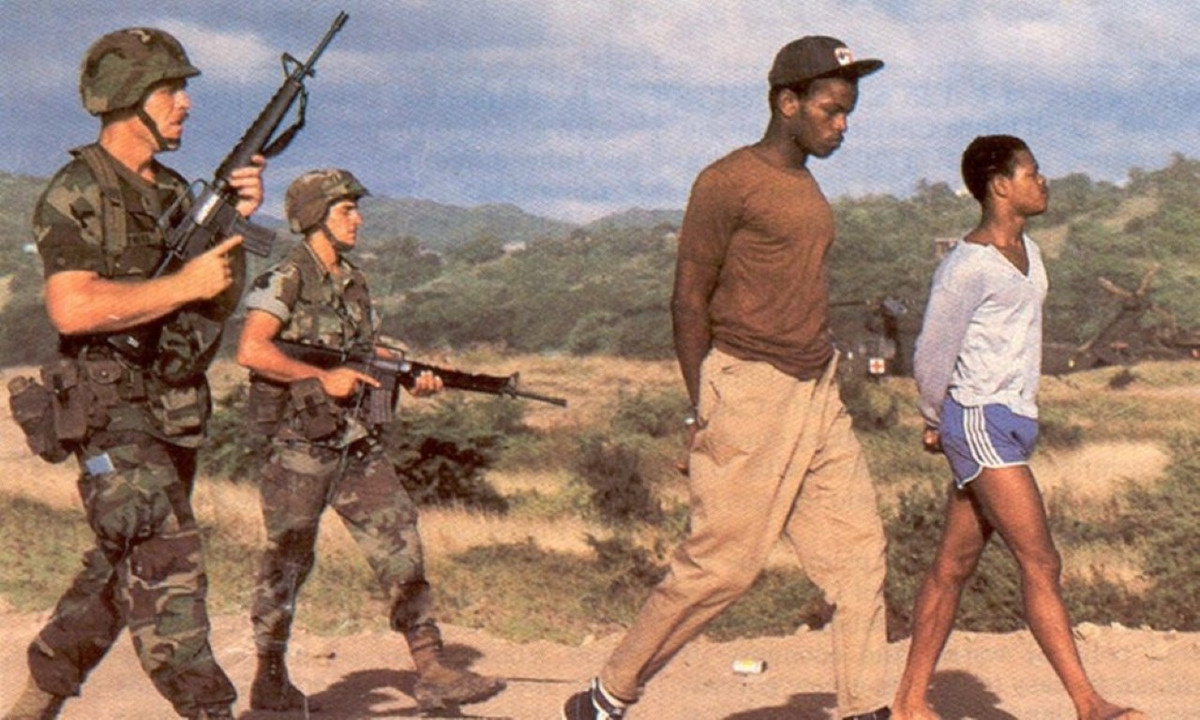 Toán lính Lục quân Mỹ đen đủi này có thể thấy rõ tàu chiến của Hải quân Mỹ ở ngoài biển, nhưng không thể liên lạc được. Một sĩ quan chỉ huy sau đó đã "mạnh dạn" dùng thẻ tín dụng và điện thoại công cộng, gọi thẳng về Lầu Năm Góc để xin nối máy với Hải quân.