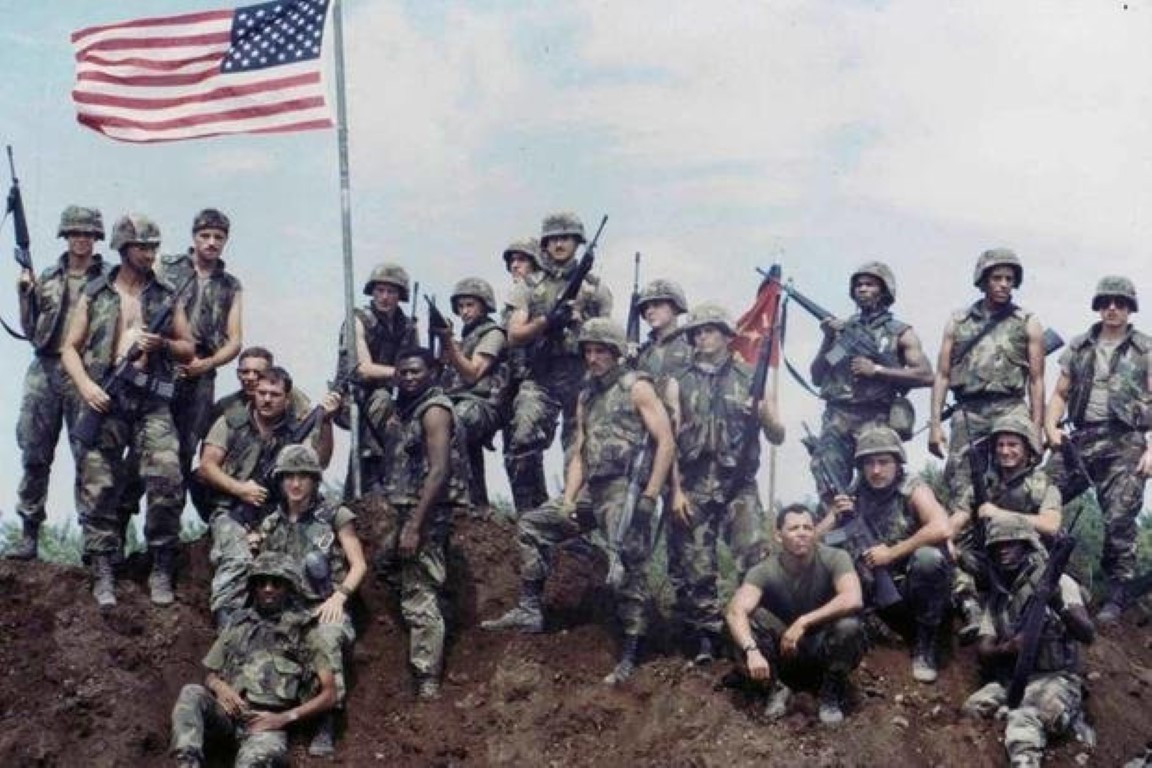 Cho dù người lính lục quân kia có gọi thẳng về Lầu Năm Góc hay gọi cho vợ, vấn đề cũng đã lộ rõ ở đây. Khi đó, quân đội Mỹ hoàn toàn không có thiết bị liên lạc, để lính lục quân trên chiến trường có thể trực tiếp nối máy với không quân hay hải quân.