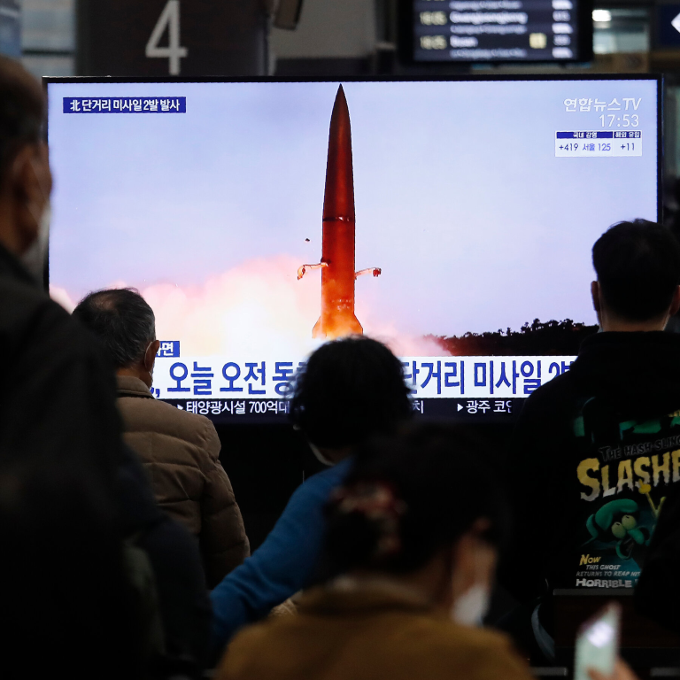 Tên lửa đạn đạo sẽ có tầm bắn ngắn và tốc độ bay rất cao. Đổi lại, loại tên lửa này sẽ có độ chính xác không cao. Độ chính xác của tên lửa đạn đạo sẽ được bù đắp nhờ vào đầu đạn có lực công phá cực mạnh của nó - thường là đầu đạn hạt nhân.