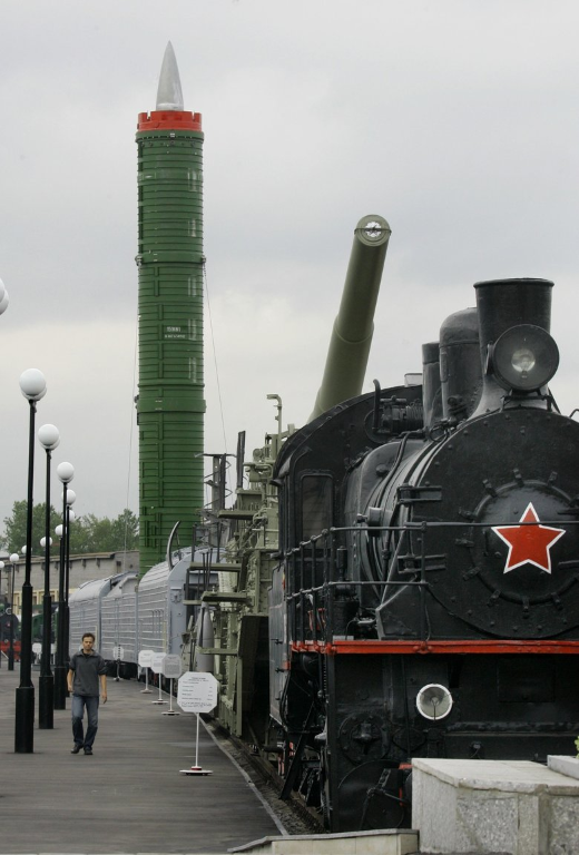 Trước đó, Bình Nhưỡng đã phóng thử một tên lửa hành trình chiến lược hồi cuối tuần vừa rồi, truyền thông nước này cho biết tên lửa hành trình chiến lược có khả năng tấn công mục tiêu ở khoảng cách lên tới 1500 km.