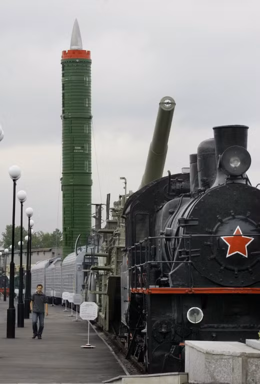 Trước đó, Bình Nhưỡng đã phóng thử một tên lửa hành trình chiến lược hồi cuối tuần vừa rồi, truyền thông nước này cho biết tên lửa hành trình chiến lược có khả năng tấn công mục tiêu ở khoảng cách lên tới 1500 km.