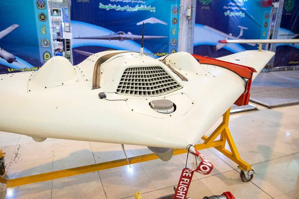 Dàn UAV Saegheh của Iran được nước này phát triển dựa trên chiếc RQ-170 Sentinel - một loại UAV hiện đại của Mỹ, bị Iran áp chế điện tử và buộc hạ cánh hồi năm 2011.