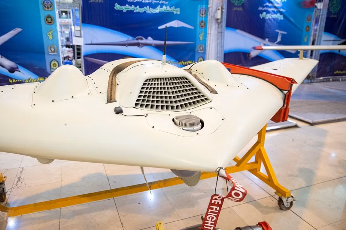 Dàn UAV Saegheh của Iran được nước này phát triển dựa trên chiếc RQ-170 Sentinel - một loại UAV hiện đại của Mỹ, bị Iran áp chế điện tử và buộc hạ cánh hồi năm 2011.