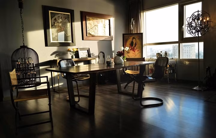 Hồng Nhung chia sẻ, căn hộ của cô có ba phòng ngủ, cửa ra ban công riêng. Có một phòng nhỏ cho nhân viên, 4 phòng tắm. Trong phòng khách có một vườn Nhật nhỏ xinh.