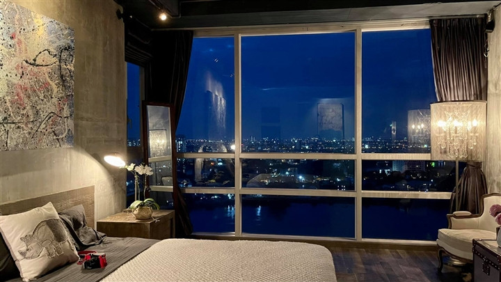 Một góc trong phòng ngủ của nữ ca sĩ vào ban đêm.