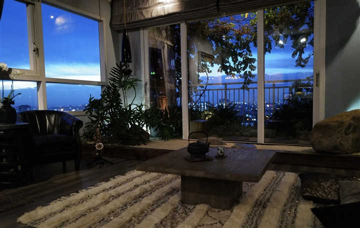 Ở phòng khách, Hồng Nhung có thể thư thả ngắm hoàng hôn đang buông xuống sông Sài Gòn.