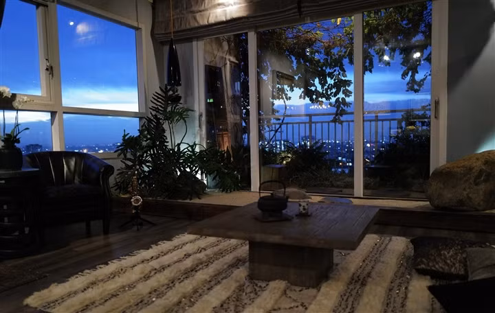 Ở phòng khách, Hồng Nhung có thể thư thả ngắm hoàng hôn đang buông xuống sông Sài Gòn.