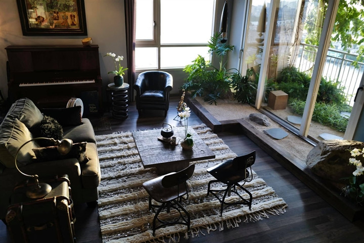 Căn hộ của Hồng Nhung rộng hơn 200 m2, có 3 ban công. Từ nơi ở của mình, nữ ca sĩ có thể phóng tầm mắt nhìn ra sông Sài Gòn.