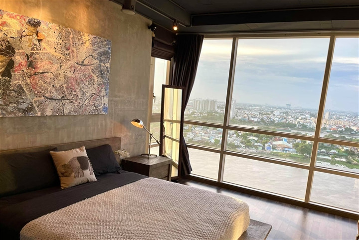 Ban ngày, căn phòng lại tràn ngập ánh sáng.