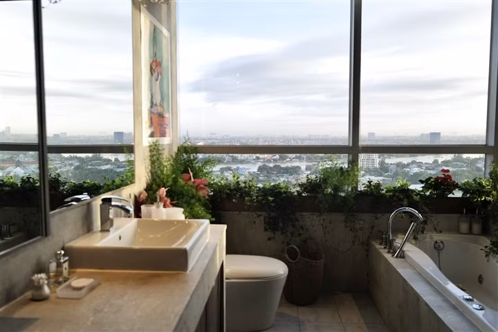 Phòng tắm chính trong căn hộ của Hồng Nhung có hai mặt nhìn ra sông Sài Gòn.