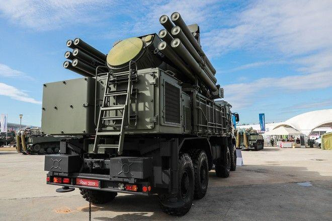 Tổ hợp Pantsir-S1 bị thu giữ sau khi sân bay của LNA thất thủ trong đợt phản công của GNA. Nó được các binh sĩ GNA đưa tới sân bay Zuwara ở phía tây Tripoli, nơi vận tải cơ C-17 Mỹ chờ sẵn, và chuyển đến căn cứ không quân Ramstein tại Đức.