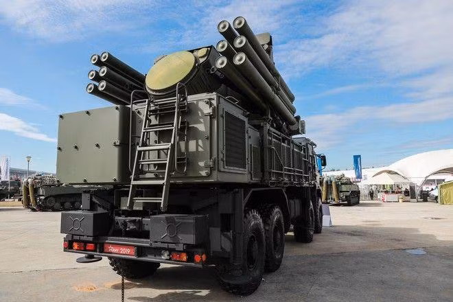 Tổ hợp Pantsir-S1 bị thu giữ sau khi sân bay của LNA thất thủ trong đợt phản công của GNA. Nó được các binh sĩ GNA đưa tới sân bay Zuwara ở phía tây Tripoli, nơi vận tải cơ C-17 Mỹ chờ sẵn, và chuyển đến căn cứ không quân Ramstein tại Đức.