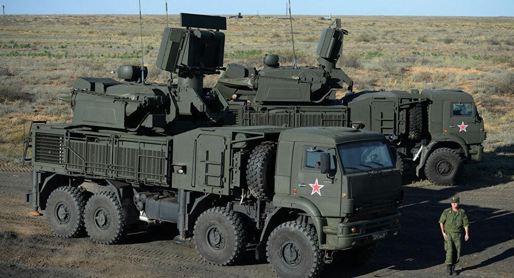 Với hai kênh dẫn đường này cho phép Pantsir-S1 tấn công hai mục tiêu cùng lúc. Pantsir S1 lắp đặt 12 ống phóng chứa tên lửa đất đối không 57E6 hoặc 57E6-E với tầm bắn tối đa 20km, độ cao bắn hạ 15km.