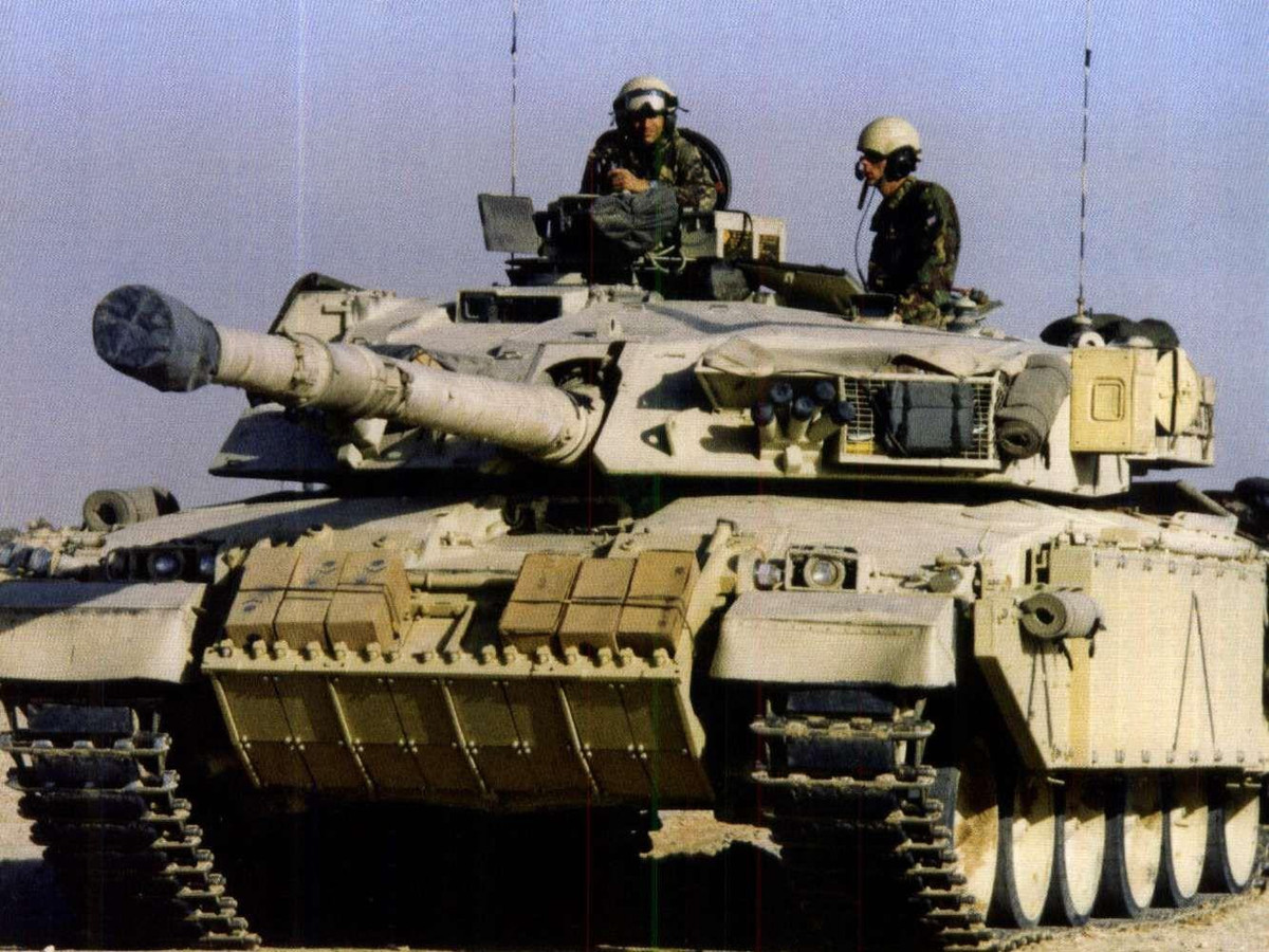  Xe tăng Challenger I được sản xuất để thay thế loại Chieftain đã lỗi thời phục vụ từ giữa những năm 1960. So với “người tiền nhiệm”, chiếc MBT mới có giáp phức hợp composite cực kỳ vững chắc, hệ thống điều khiển hỏa lực cải tiến với kính ngắm ảnh nhiệt tối tân.