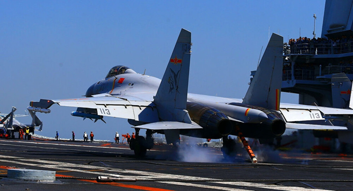 Tờ Sputnik của Nga nhận định, rất có thể phần đuôi này là của máy bay J-11B phiên bản tiêm kích hạm đang được Trung Quốc phát triển.