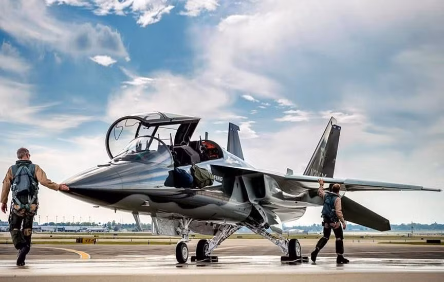 Còn được biết tới với cái tên T-X, chiếc máy bay huấn luyện T-7 Red Hawk được Mỹ cùng Thụy Điển hợp tác nghiên cứu và phát triển.