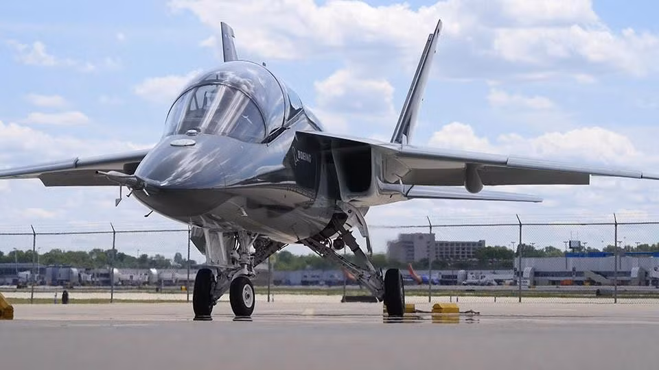 Máy bay được trang bị một động cơ GE F404 cho phép bay với tốc độ tối đa 1300 km/h - tương đương với tốc độ siêu âm nhưng đủ "nhẹ nhàng" để không làm phi công học viên bị bất tỉnh do lực trọng trường.