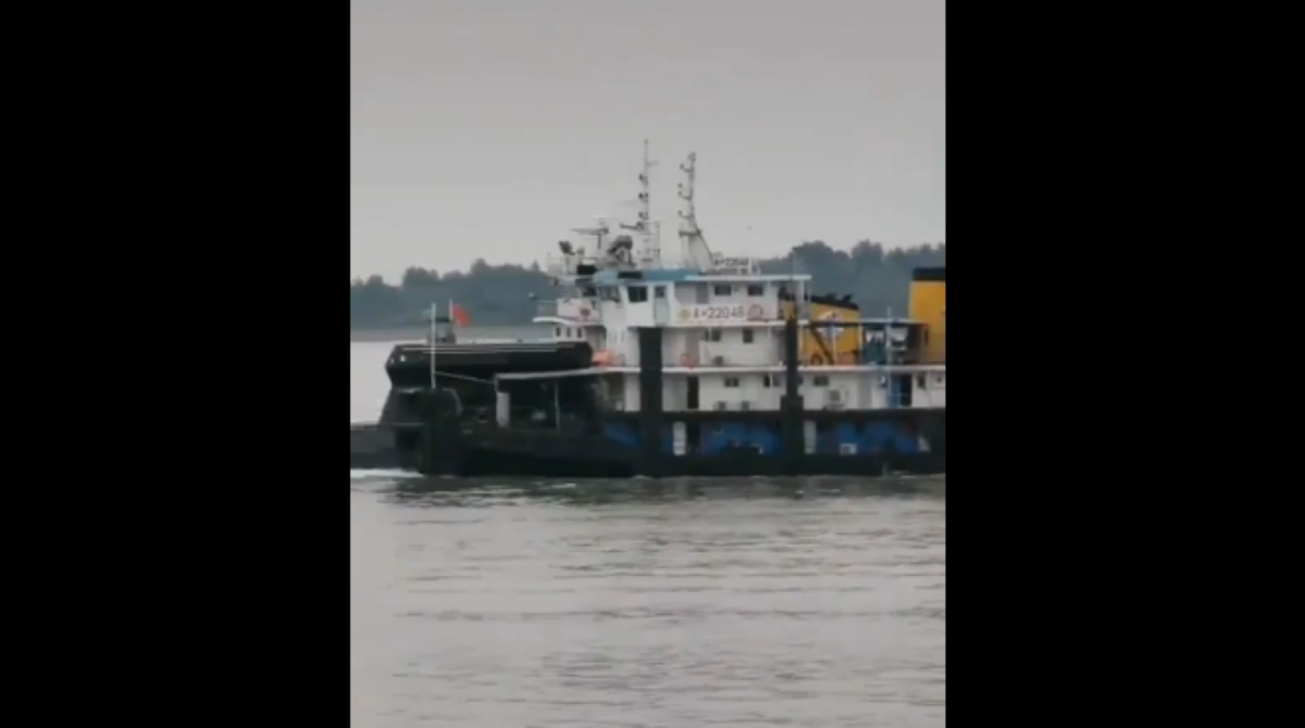 Đáng tiếc là nhiều chi tiết của tàu ngầm Type 039C đã bị che khuất bởi một chiếc tàu kéo chạy kế bên. Tuy nhiên chỉ cần nhìn vào tháp chỉ huy, nhiều chuyên gia quân sự cũng đã thấy được sự tương đồng của lớp tàu ngầm do Trung Quốc thiết kế, với một loại tàu ngầm của Thụy Điển.