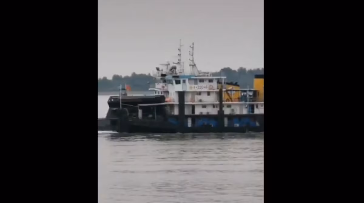 Đáng tiếc là nhiều chi tiết của tàu ngầm Type 039C đã bị che khuất bởi một chiếc tàu kéo chạy kế bên. Tuy nhiên chỉ cần nhìn vào tháp chỉ huy, nhiều chuyên gia quân sự cũng đã thấy được sự tương đồng của lớp tàu ngầm do Trung Quốc thiết kế, với một loại tàu ngầm của Thụy Điển.